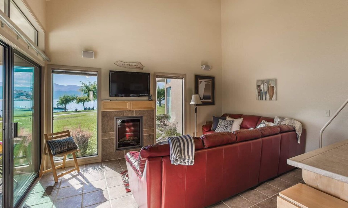Chelan Condo | Lake Chelan Shores Lake Escape - Close to Waterfront and Pool!