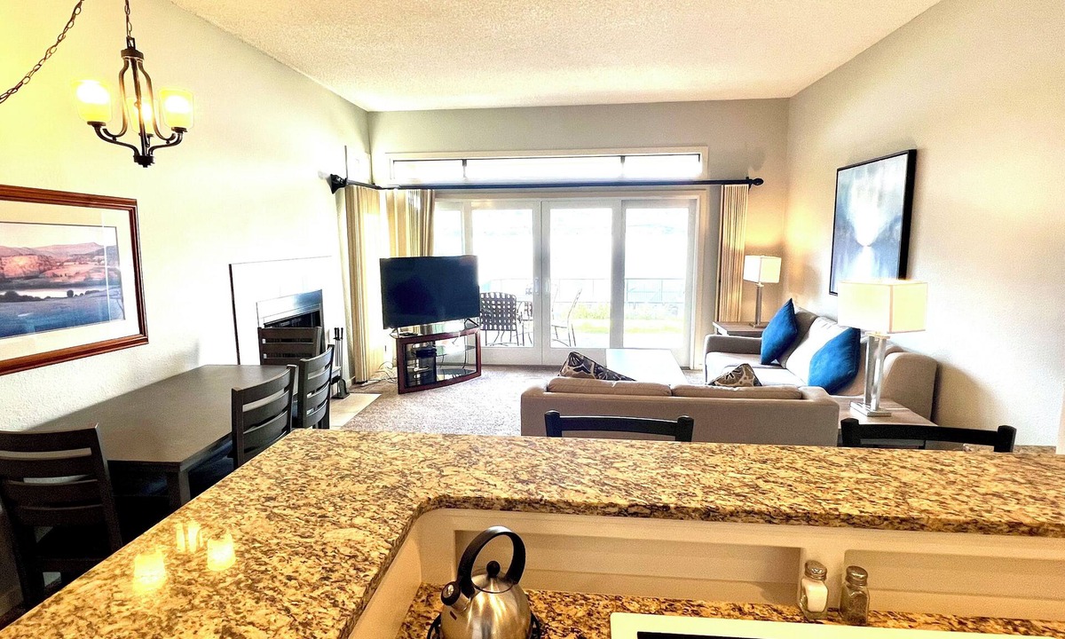 Chelan Resort | Lake Chelan Shores Lakefront Condo