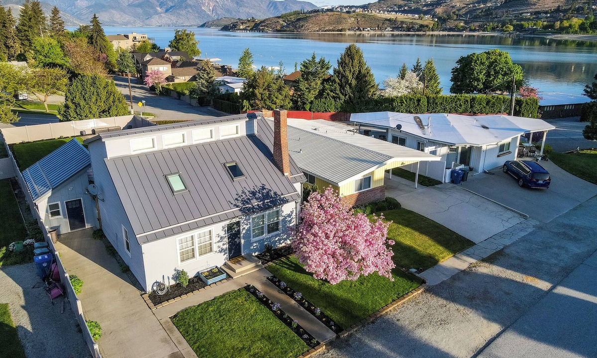 Chelan House | Lake Chelan Vacation Rental with private pool and hot tub, sleeps up to 12