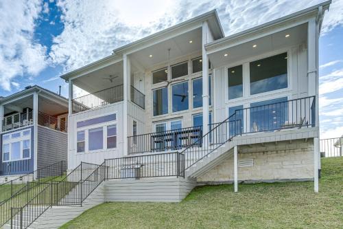 French Quarter House | Lake Conroe Oasis: Chef's Kitchen & Boat Dock