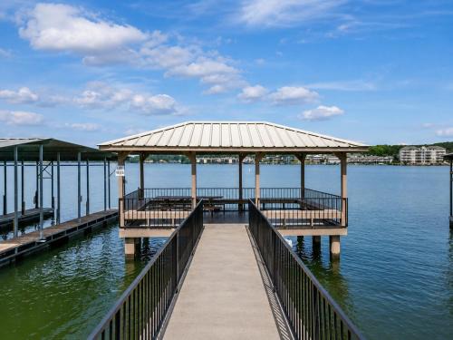Lake Hamilton Apartment | Lake Hamilton Haven: Top-Floor Condo with Boat Slip, Pool & Pickleball