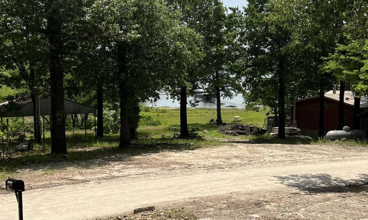 Hoyt Cabin | Lake View Cabin 2 beds 1 bath sleeps 5 15 miles from Eufaula.