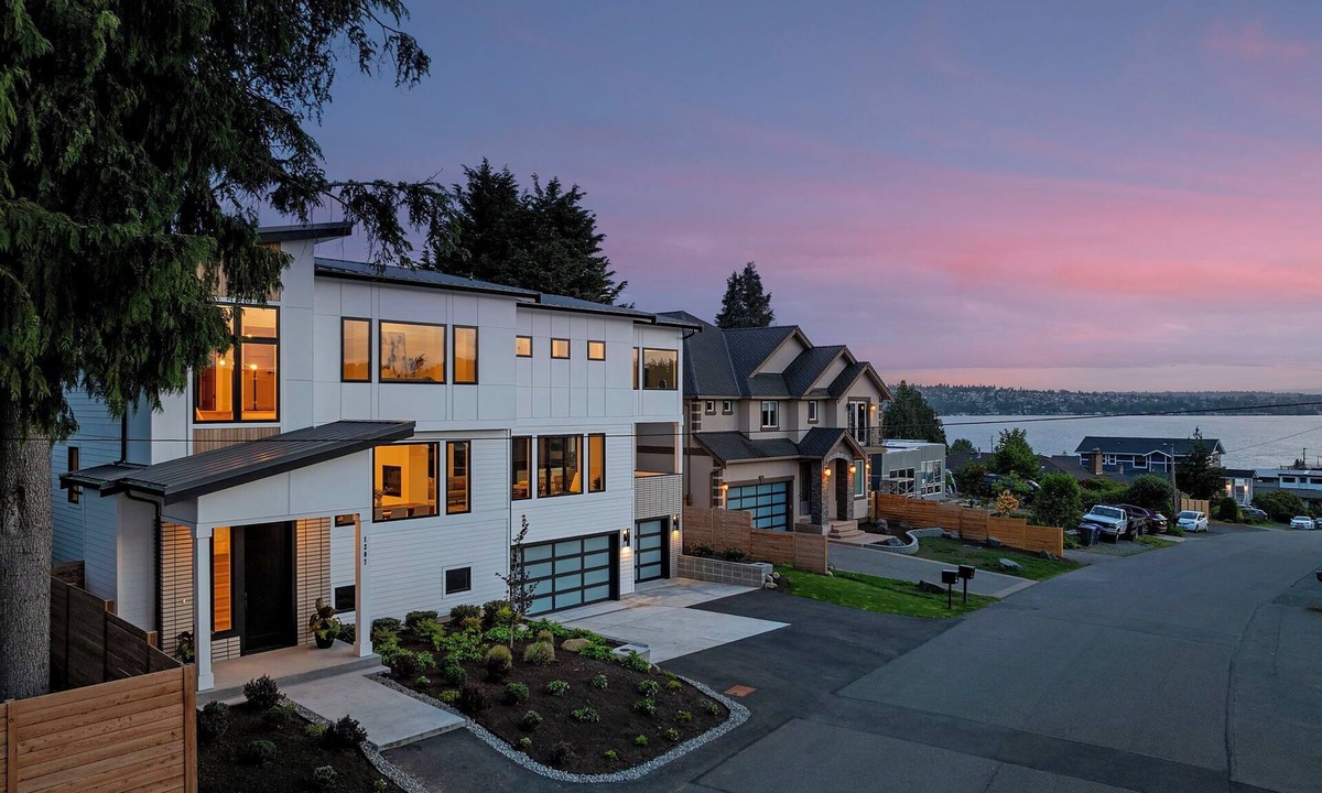 Kennydale House | Lake Washington 4 BR Luxury View Home near Seattle