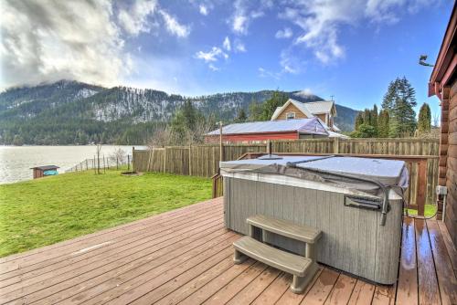 Eatonville House | Lakefront Eatonville Cabin w/Dock & Mtn Views!
