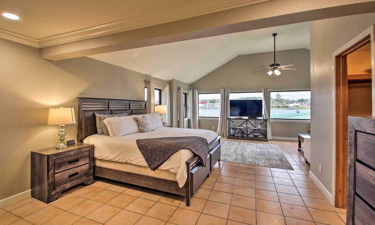 Lake Hamilton Cottage | Lakefront Gem w/Docks on Central Ave