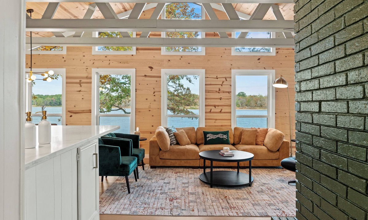Gober House | Lakefront Getaway: Hot Tub, Stunning Views, Kayaks, Cozy Vibes & Game Night