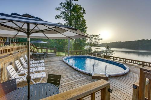 Gladewater House | Lakefront Gladewater Retreat w/Dock + Hot Tub!
