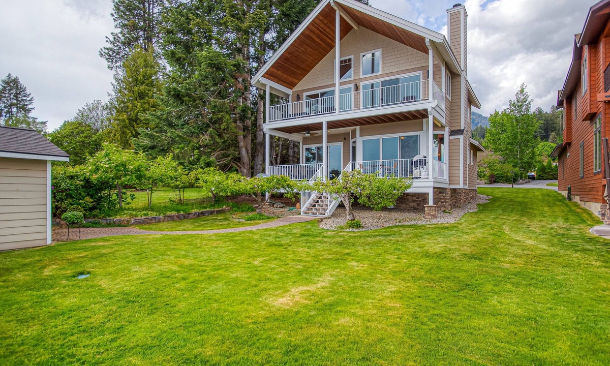 East Hope Cabin | Lakefront home with kayaks, dock, WiFi, fireplaces, BBQ grill