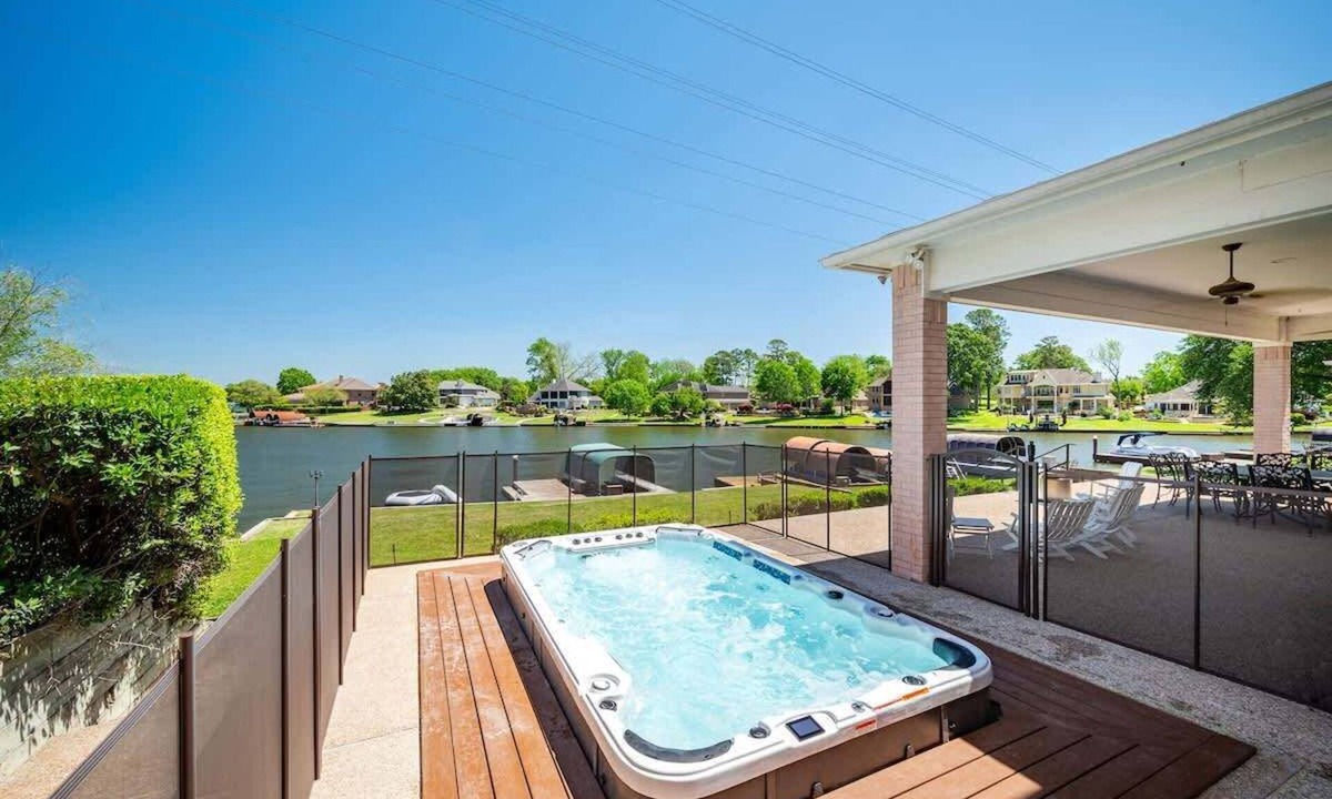 Walden on Lake Conroe House | Lakefront House with Huge Swim Spa