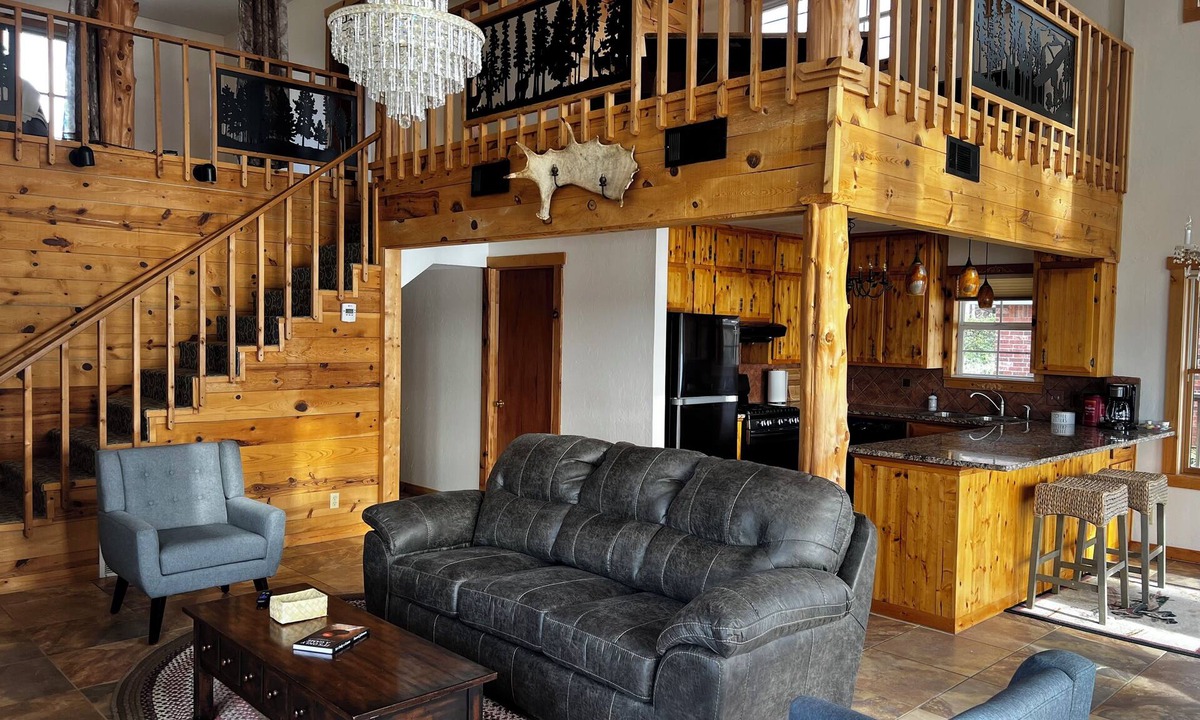 Guthrie House | Lakefront Lodge on Lake Guthrie — Sleeps 8, Private Dock, Stunning Views