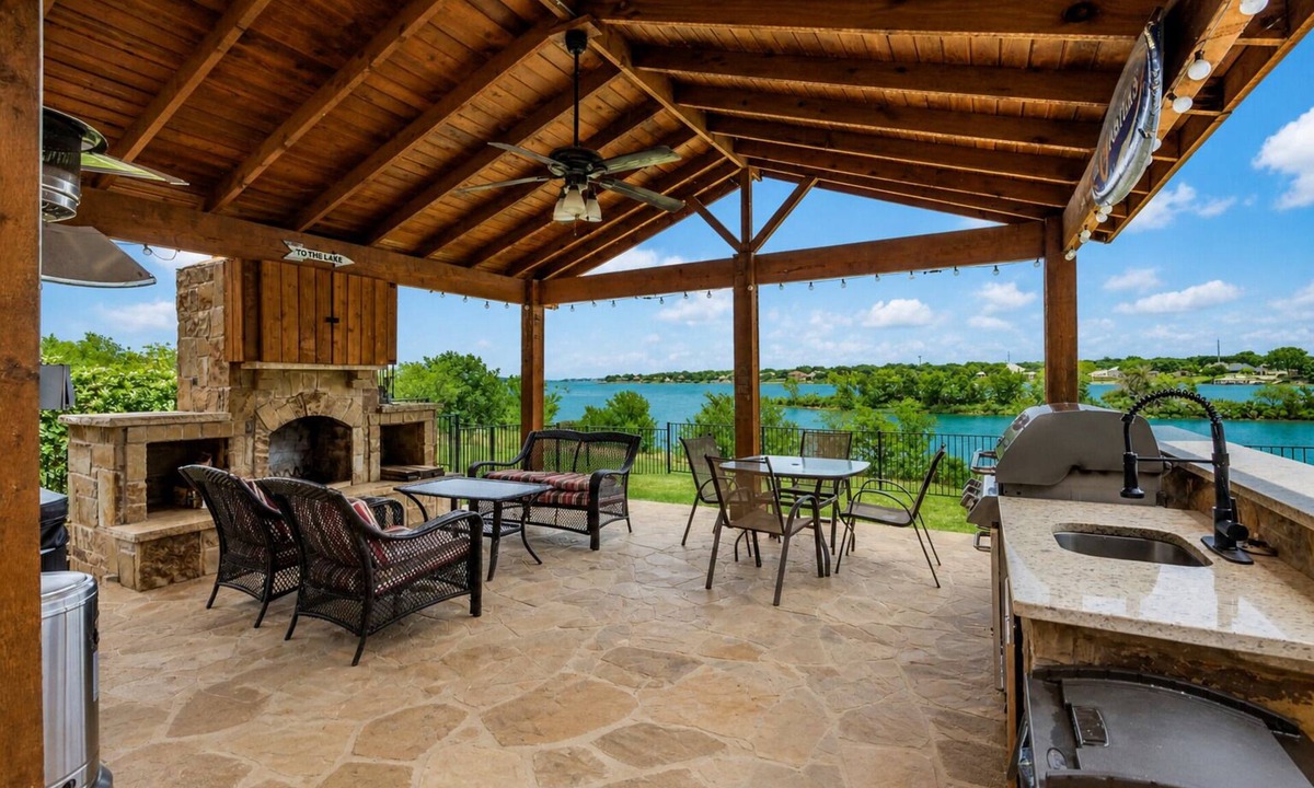 Tarrant County House | Lakefront Oasis w/covered Patio + outdoor Kitchen