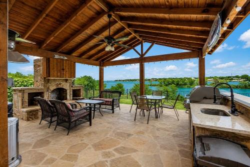 Tarrant County House | Lakefront Oasis w/covered Patio + outdoor Kitchen