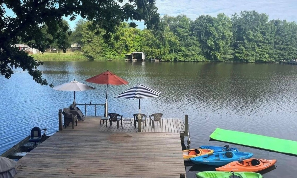 Fort Towson Cabin | Lakefront! Quiet escape from everyday life on the shore of a "No-Wake" lake!