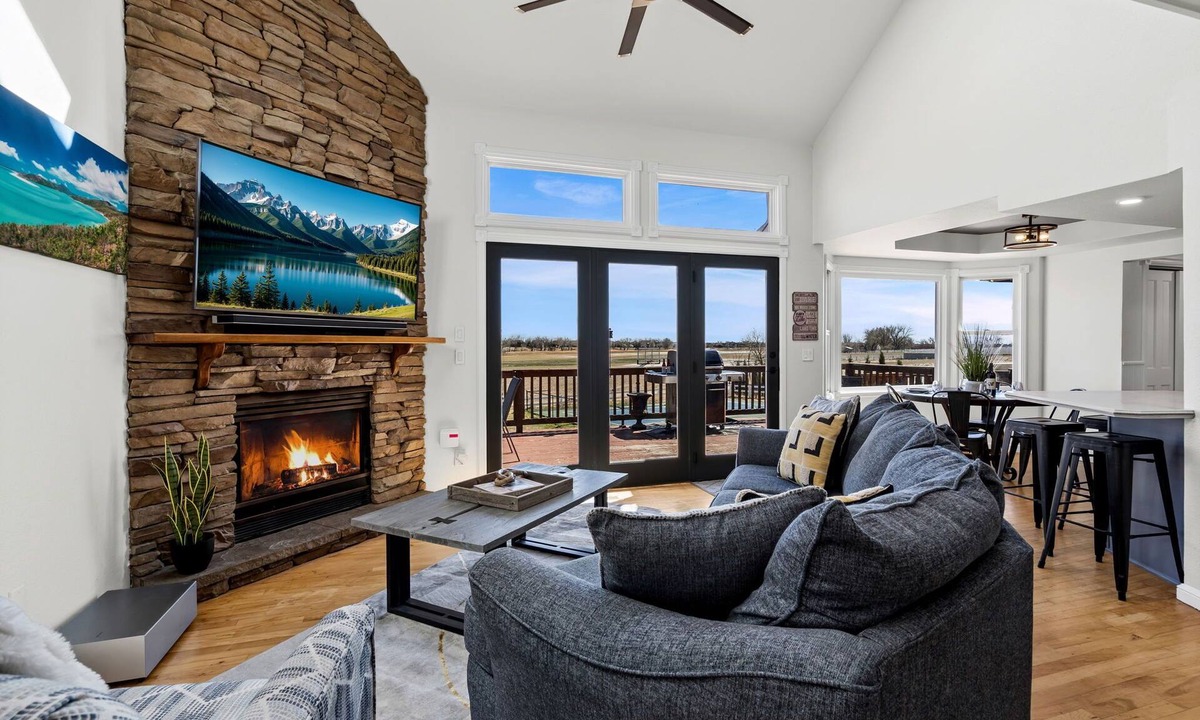 Loveland House | Lakefront Retreat at Boyd | Sleeps 18 w/Hot Tub