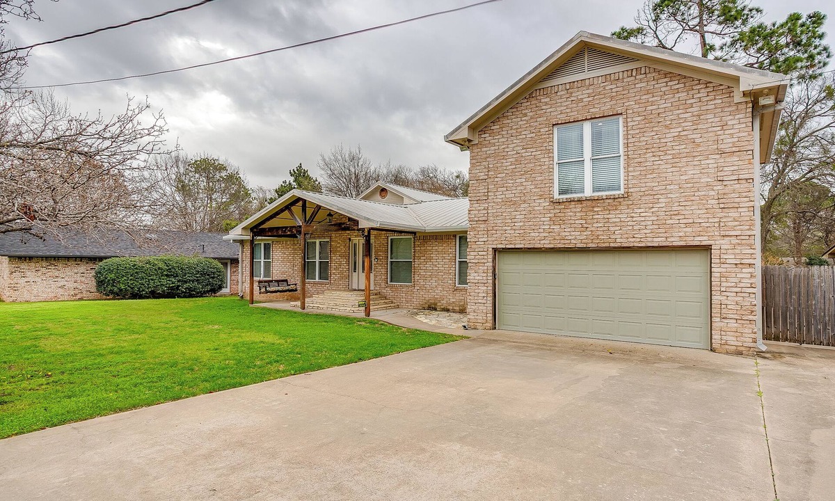 Granbury House | Lakefront Retreat, Sleeps 20, Pool, Dock, Firepit, Kayaks, Game Room
