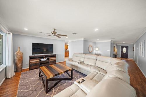 Onalaska House | Lakefront retreat with private dock and water toys