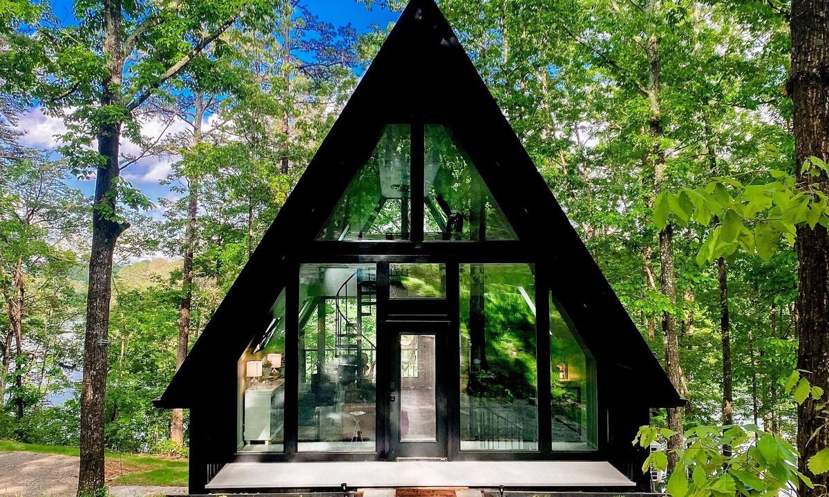 Phil Campbell Cabin | Lakeside 3BR Retreat Surrounded by Woods in Phil Campbell, AL