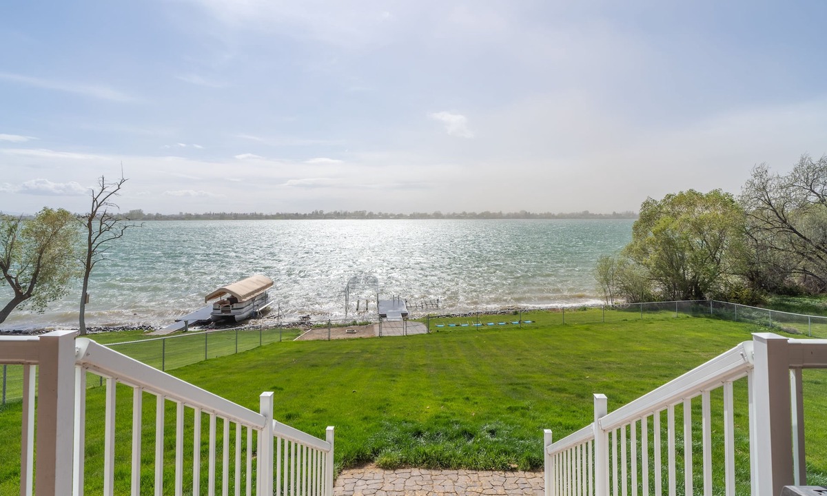 Cascade Valley House | Lakeside home w/dock, gamerooms, fenced yard