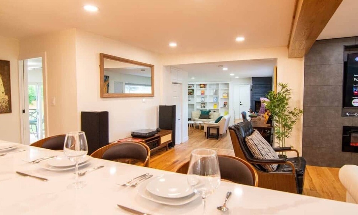 Morse Park House | Lakewood smart home -Hot Tub & more