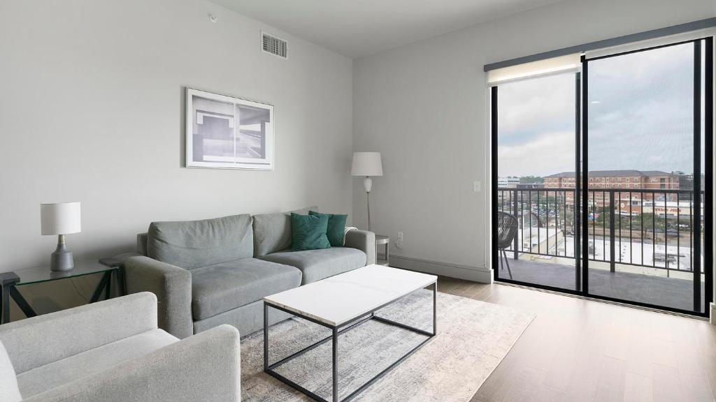 Houston Apartment | Landing Beautiful 2BD Pool Tennis Court