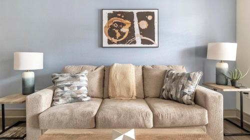 George Bush Park/Eldridge Apartment | Landing Chic 2BD Gym Pool