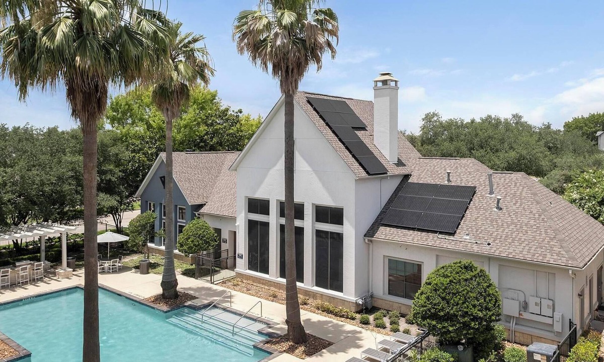 George Bush Park/Eldridge Apartment | Landing | Chic 2BD, Gym