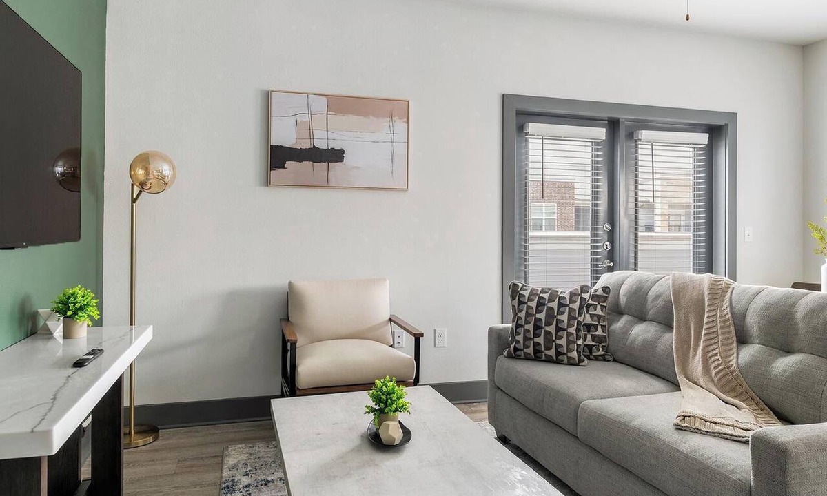 Terrell Apartment | Landing | Modern 3BD, Gym