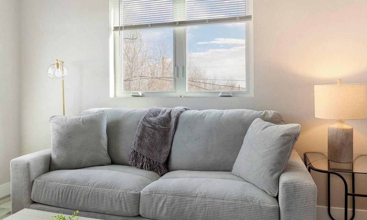 College View Apartment | Landing | Stunning 2BD in Harvey Park South