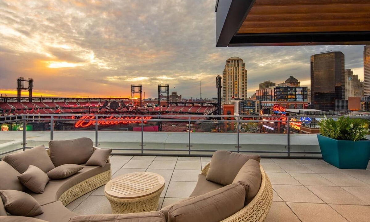 Downtown St. Louis Apartment | Landing | Stylish Studio, Rooftop Lounge