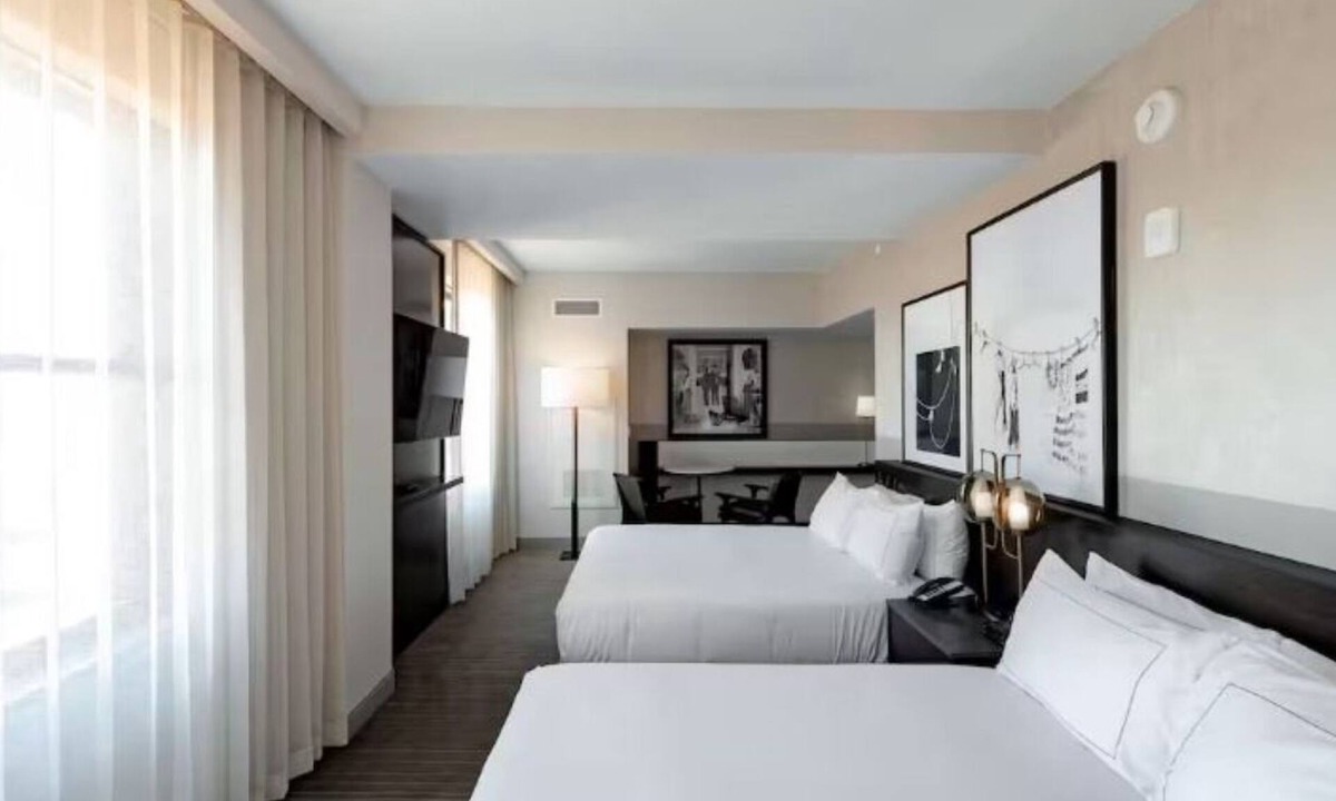 Downtown Des Moines Hotel | Landmark Downtown Hotel Offering Comfort Near Capitol & Convention Center