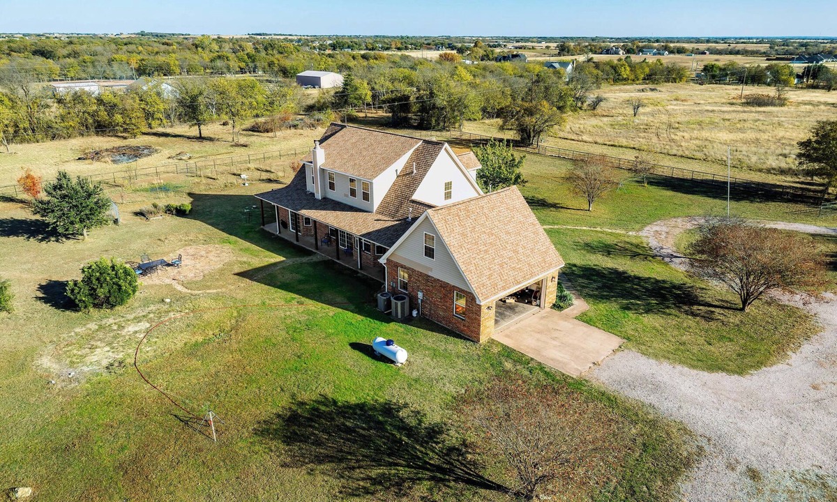 Waxahachie House | Large 5-Bedroom Farmhouse with Barn in Waxahachie. Perfect for Families & Groups