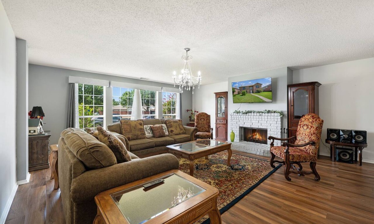 Elmo House | Large 6 BR king beds, fireplace, kids area, 4 TVs in Rockwall, TX - East Dallas