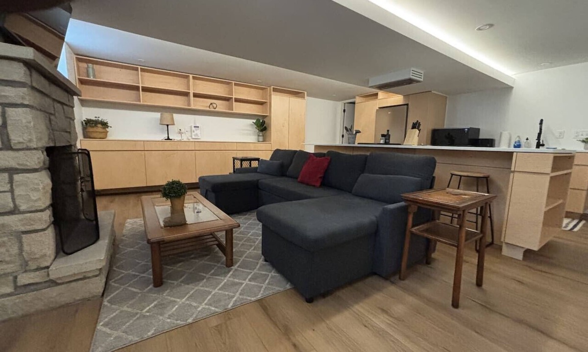 Manhattan House | Large Clean & Modern Basement Apartment Near Aggie