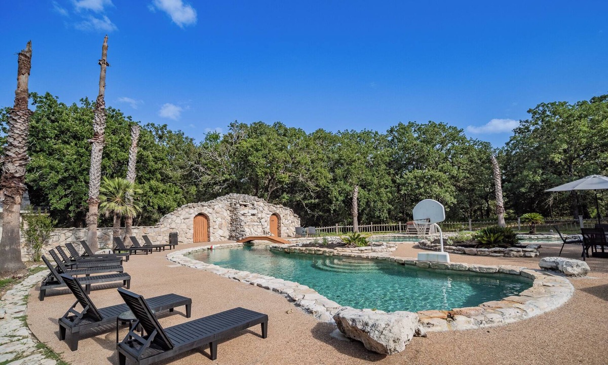 Luling Other | Large Group Ranch Retreat 4 Houses 45 Acres Pool Sleeps 40