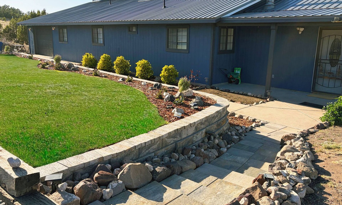 Springerville House | Large Home, Sleeps 13, Hot Tub, Starlink, Air Conditioning