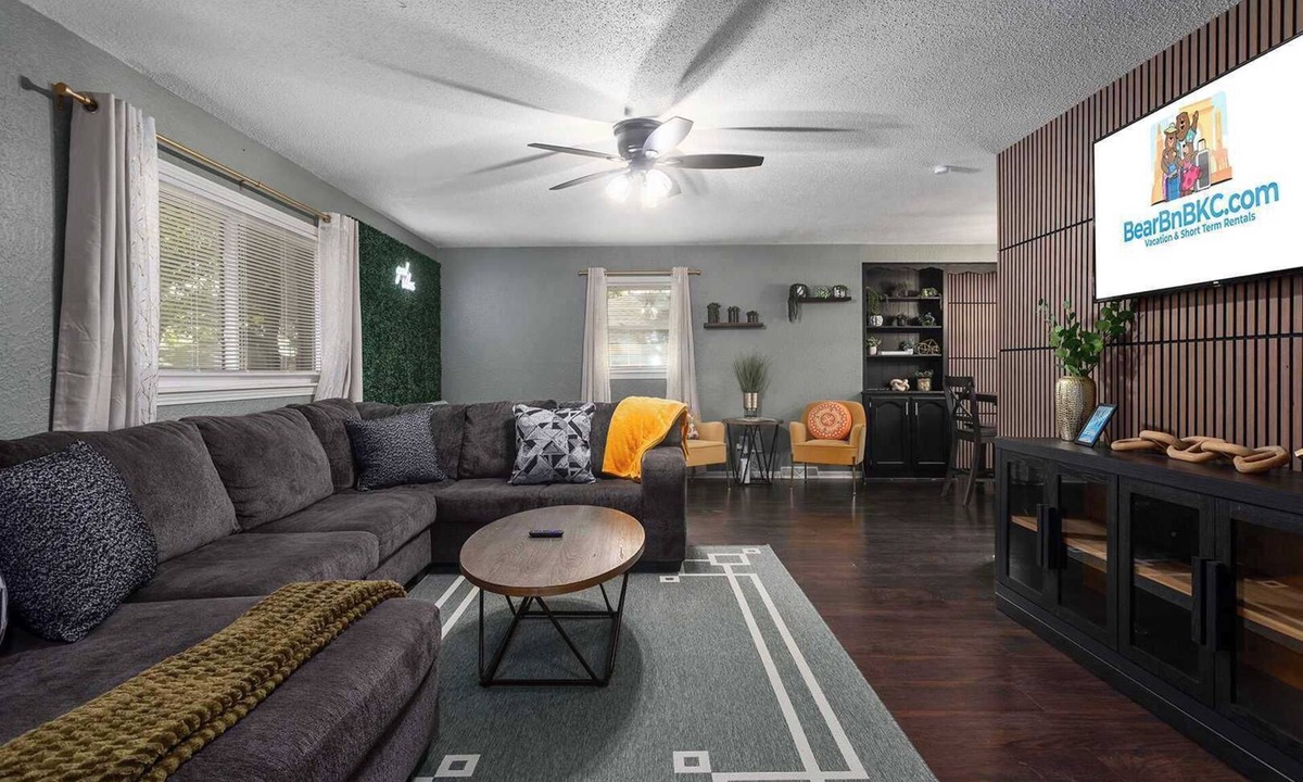 Lee's Summit House | LargeHome 6KingBeds HotTub Arcade|Near Shops
