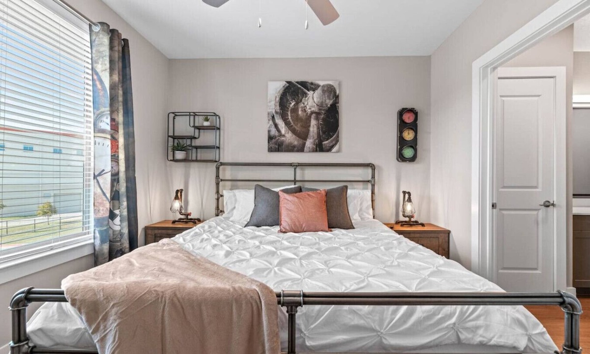 Fort Worth Apartment | Lavish King Bed | Pool+Gym+Stockyards+Free Parking