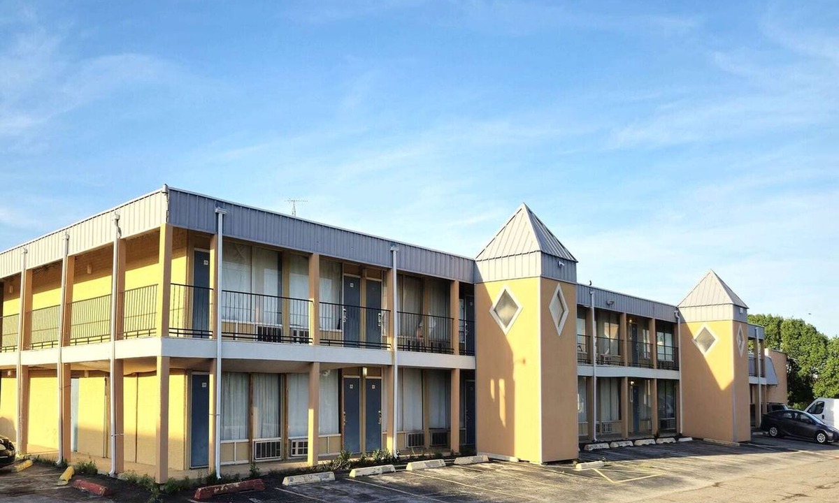 Lawton Apartment | Lawton OK | King bed smoking