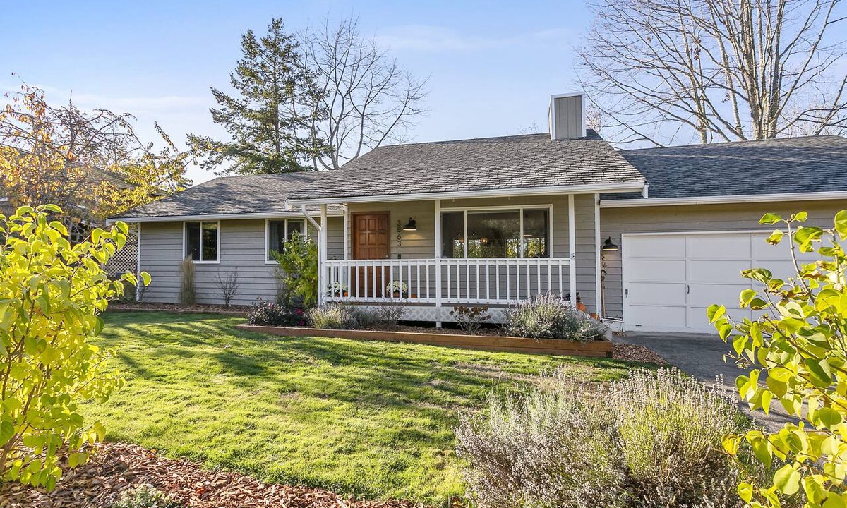 Bellingham House | Light & bright 3-bedroom family home on quiet culdesac close to lake and trails