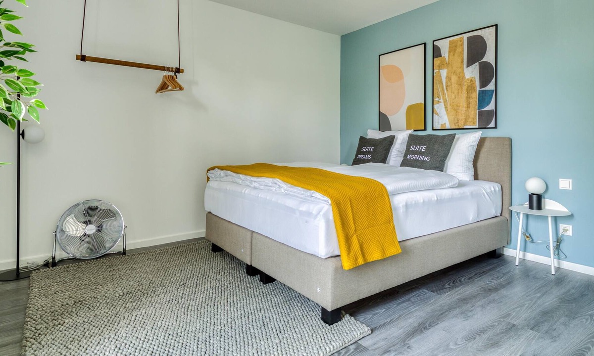 Munchen District Apartment | limehome Garching | Suite M + balcony
