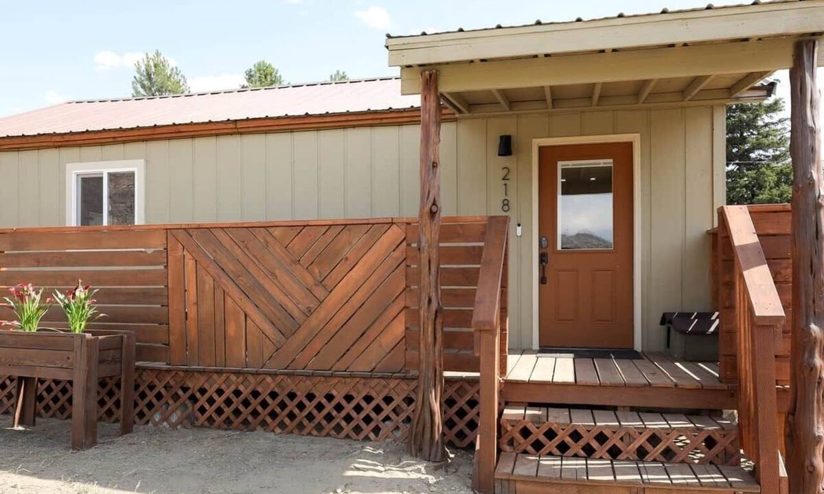 Oroville House | Livingston Cottage Hot Tub Fenced Yard Views