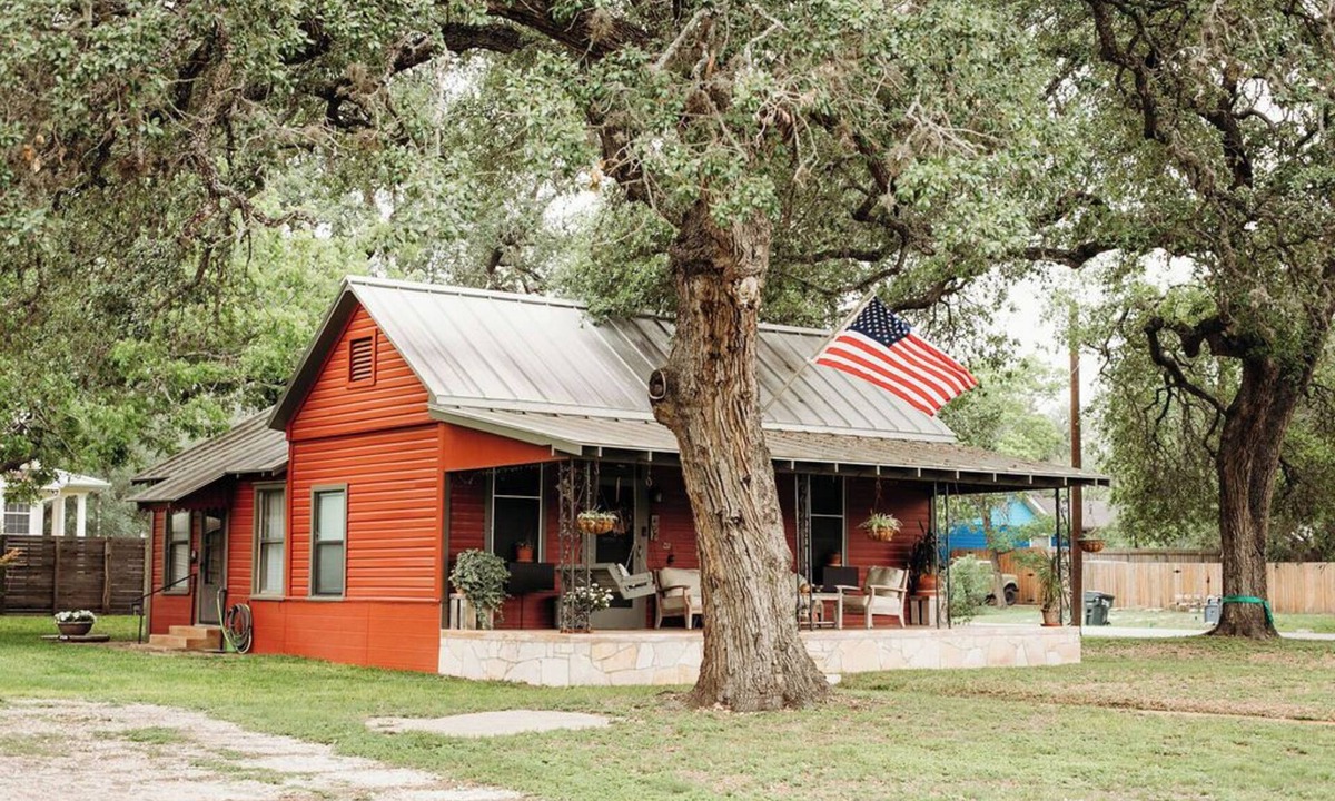 Kyle Cottage | Located between Austin & San Antonio with all the cute little towns in between