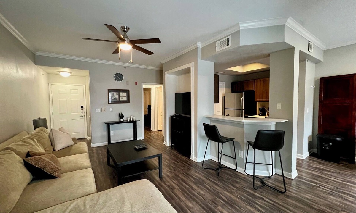 Uptown Apartment | Location Location Location! Great apartment in Uptown