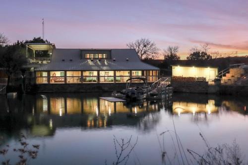Graham Villa | Lodge on Lake Godstone