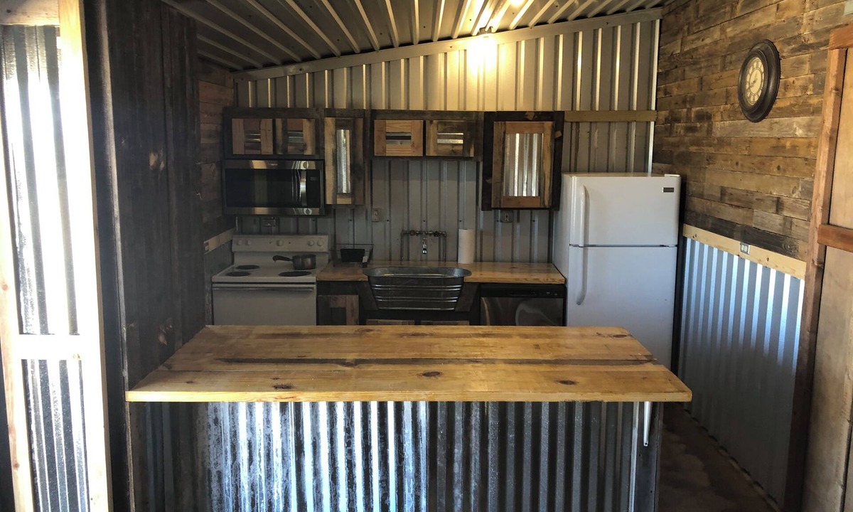 Dublin Cabin | Lodging 7 minutes from Stephenville. 2bedrooms 2 bathrooms, Horse Barn,Turnouts.