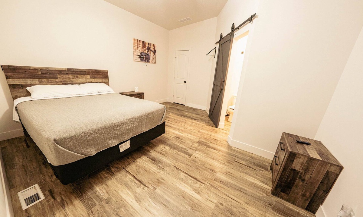 Mound City Apartment | Loess Hills Lodge - Room 6
