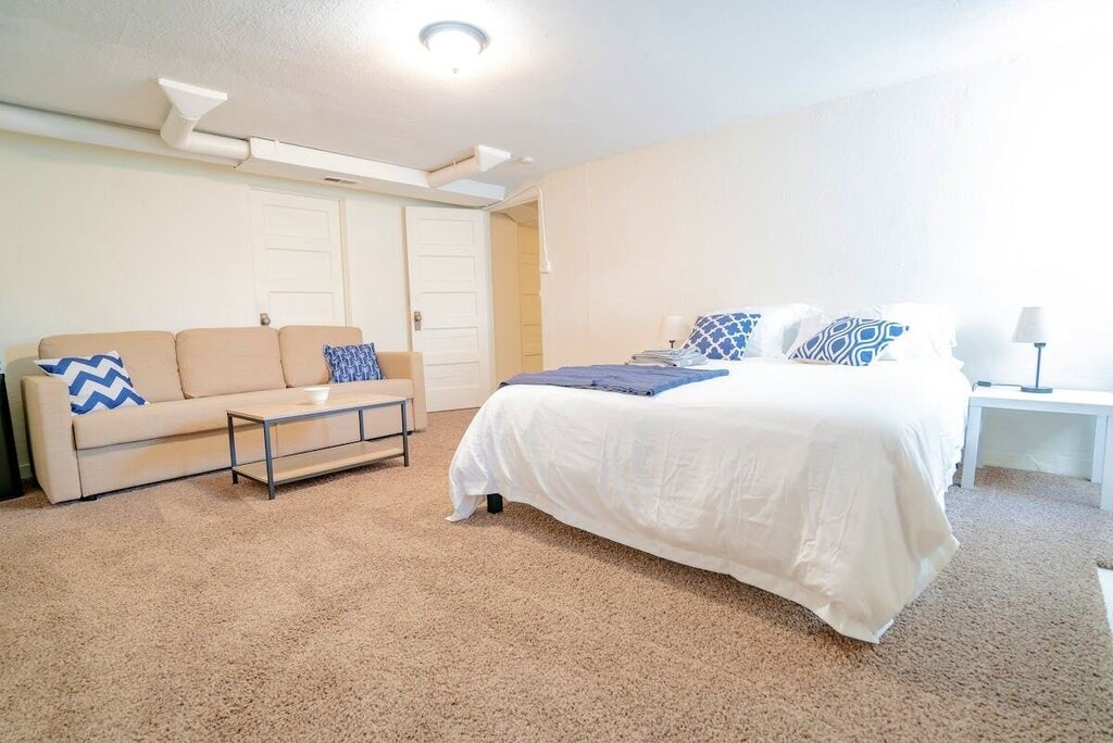 Congress Park Apartment | Loftium | Comfy Lower Suite in Congress Park!