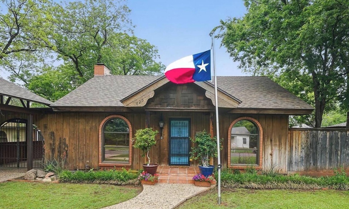 Elmwood Area House | Lone Star Hacienda - Resort-Style Texas Charm