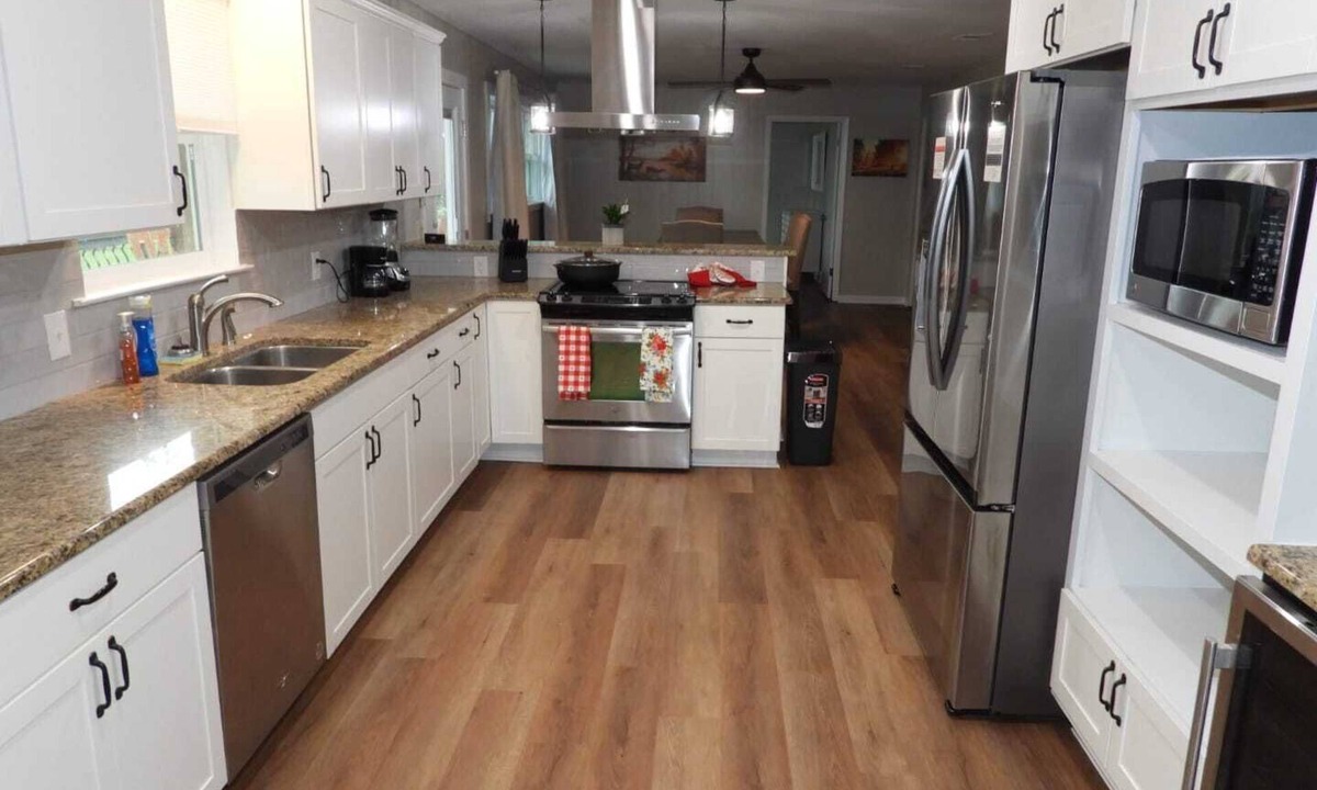 Bastrop House | Lost Pine Retreat: Pool, Spa-Style Hot Tubs, Arcade Room, BBQ Cookout & Fire pit
