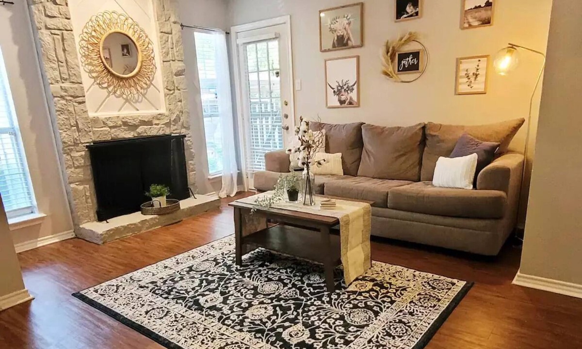 West Arlington Condo | Lovely 1 Bedroom Condo W/Pool - Covered Parking